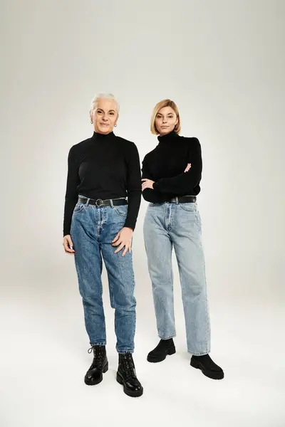 Duas mulheres compartilham um momento alegre, mostrando suas roupas elegantes. — Fotografia de Stock