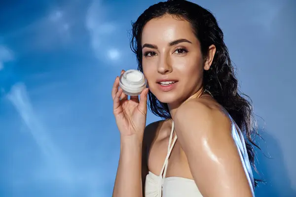 Modelo destaca sua rotina de cuidados com a pele com um fundo brilhante e colorido. — Fotografia de Stock