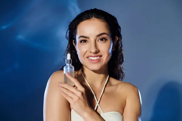 Eine schöne junge Frau teilt begeistert ihre Hautpflege-Routine. — Stockfoto