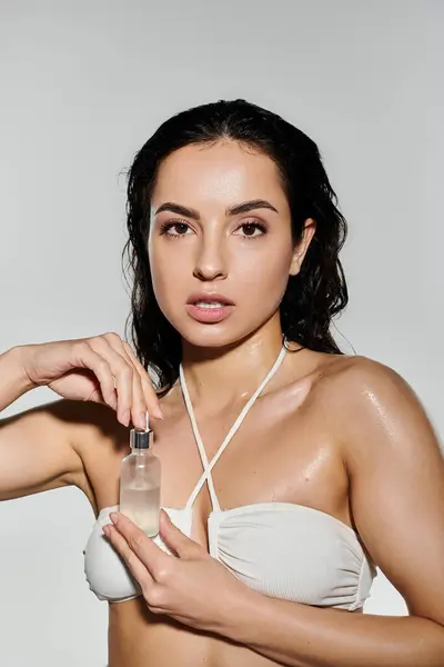 Beautiful young woman demonstrates skincare application while posing confidently. — Stock Photo