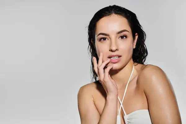 Una donna che condivide con fiducia i suoi consigli sulla cura della pelle radiosa. — Foto stock