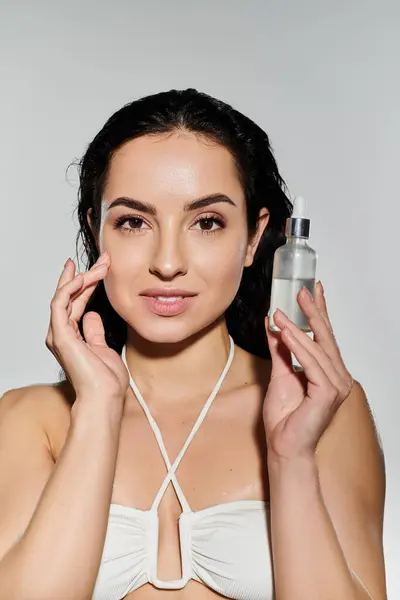 A young woman happily demonstrates her skincare routine with vibrant energy. — Stock Photo