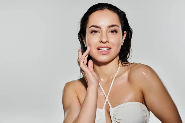 Beauty-Enthusiastin teilt ihre glühende Hautpflege-Routine mit Zuversicht. — Stockfoto