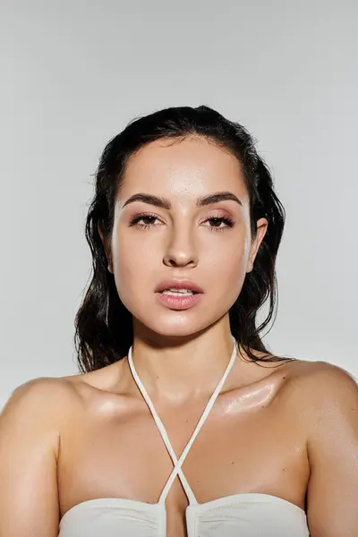 Une jeune femme présente avec confiance son régime de soins de la peau avec un fond vibrant. — Photo de stock