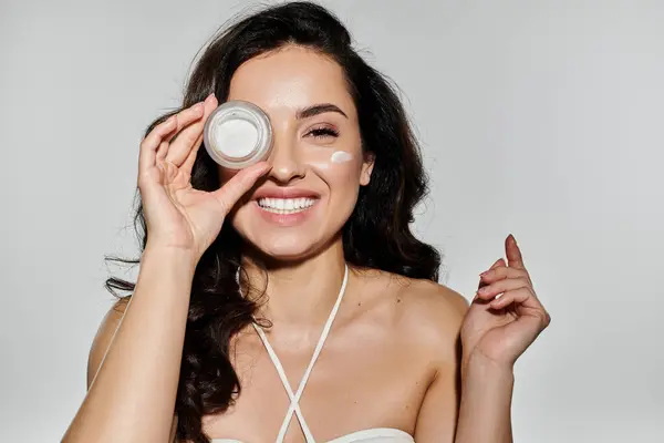 A beautiful young woman demonstrates her skincare routine with joy. — Stock Photo