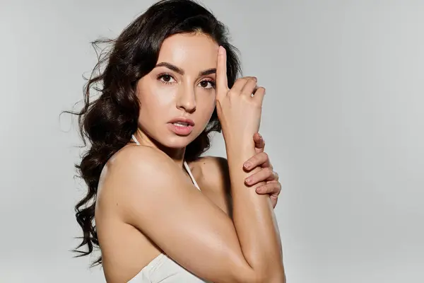 Bella donna bruna con i capelli lunghi in costume da bagno in posa attiva. — Foto stock
