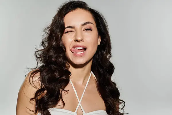 Lovely woman poses confidently on white backdrop. — Stock Photo
