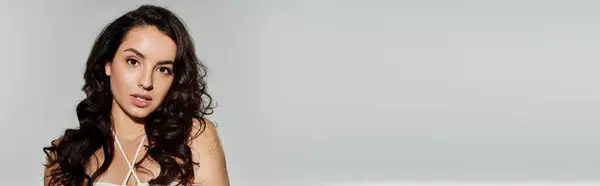 Jeune femme aux cheveux longs foncés posant activement. — Photo de stock