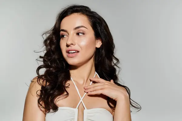 Mujer atractiva con el pelo largo posando sobre fondo blanco. — Stock Photo