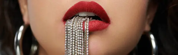 A beautiful woman poses confidently, adorned with striking jewelry. — Stock Photo