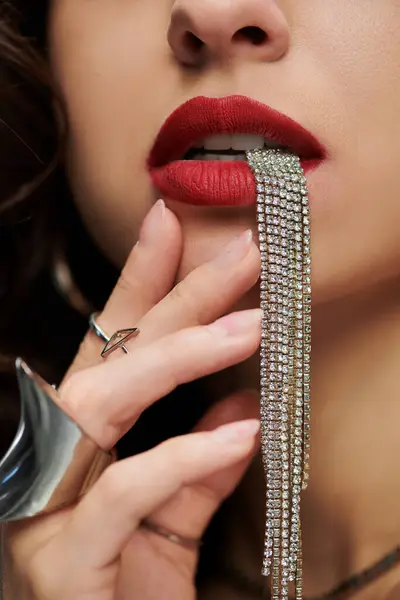 Una bella donna posa con gioielli scintillanti e labbra rosse che colpiscono. — Foto stock