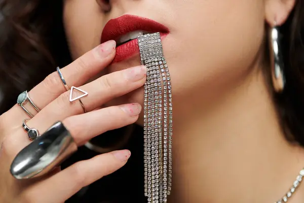 Vibrante impostazione mette in evidenza donna bellezza e gioielli squisiti. — Foto stock
