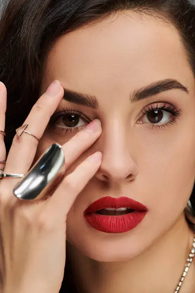 Una giovane donna posa elegantemente con gioielli dichiarazione. — Foto stock