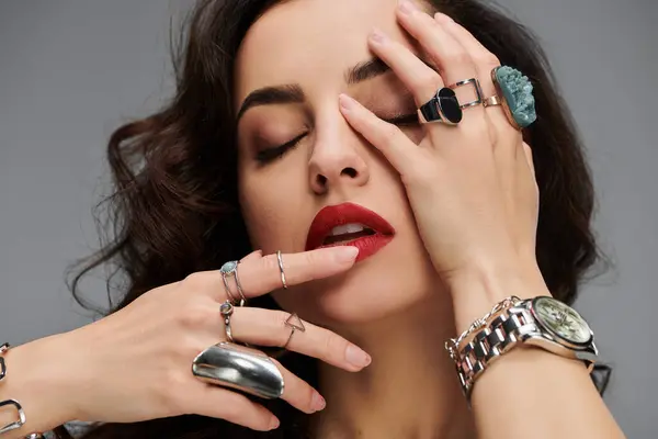 A beautiful woman showcases stunning jewelry while striking a pose. — Stock Photo