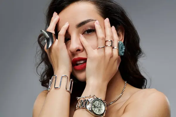 A beautiful woman poses gracefully, adorned with stunning jewelry. — Stock Photo