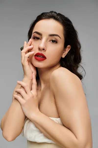 A beautiful young woman poses gracefully. — Stock Photo