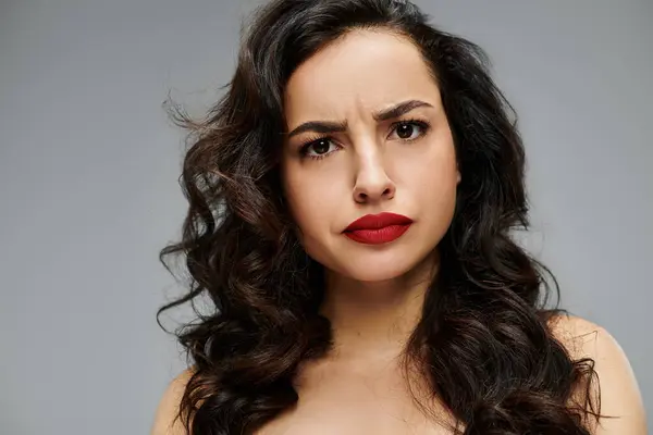Confused woman with long hair poses gracefully. — Stock Photo