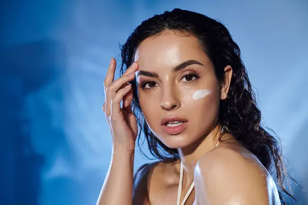 Una giovane donna pratica la sua routine di cura della pelle con fiducia e grazia. — Foto stock