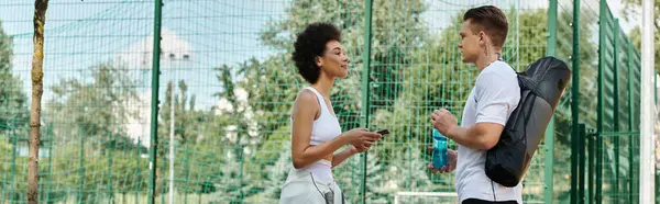 Two friends work out together in an outdoor setting, embodying strength and friendship. — Stock Photo