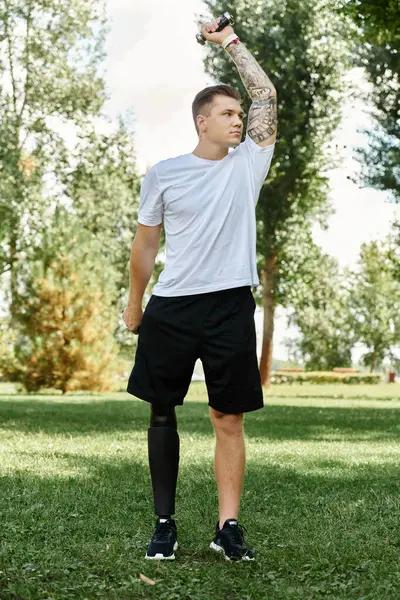 Hombre haciendo ejercicio al aire libre, mostrando fuerza y determinación bajo el sol brillante. - foto de stock
