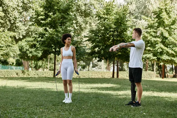 Dos amigos participan en una sesión de entrenamiento empoderamiento en medio de la vegetación, mostrando fuerza y camaradería. - foto de stock