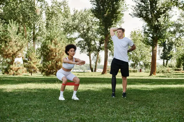 Dos amigos participan en una sesión de entrenamiento enérgico, compartiendo alegría y fuerza en un entorno al aire libre. - foto de stock