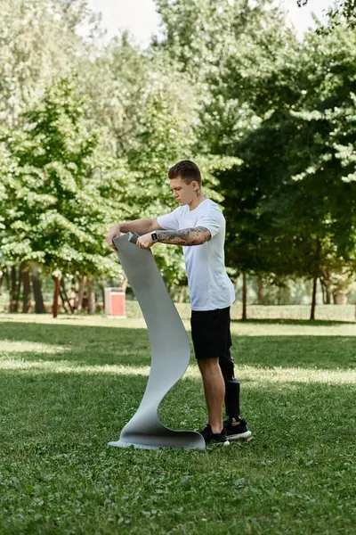 Man enjoy an outdoor workout, showcasing strength and inclusivity in the fresh air. — Stock Photo