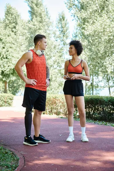 Due amici fanno un vivace allenamento all'aria aperta, mettendo in mostra il lavoro di squadra e l'amicizia in un bellissimo parco. — Foto stock