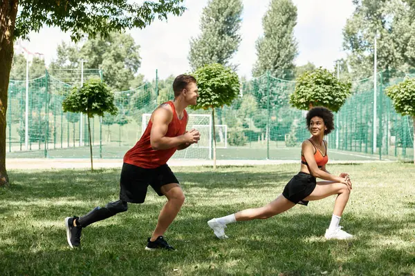 Les amis s'entraînent en plein air, font preuve de force, de détermination et de camaraderie sous le soleil. — Photo de stock