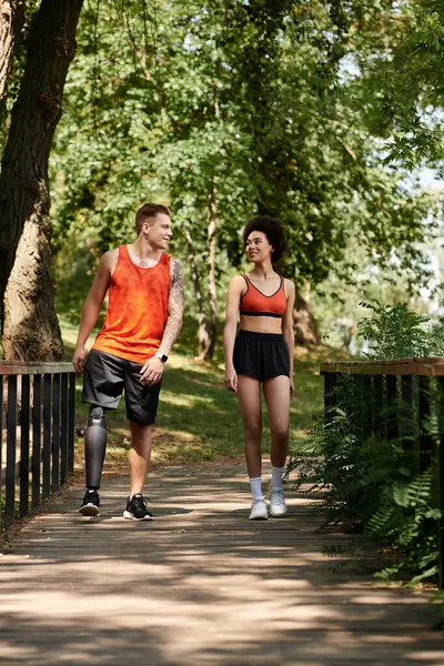 Young friends engage in fitness, walking together on a scenic path surrounded by nature. — Stock Photo