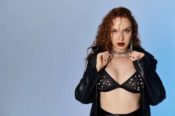 Mulher na moda mostra estilo ousado com um toque de atitude. — Fotografia de Stock