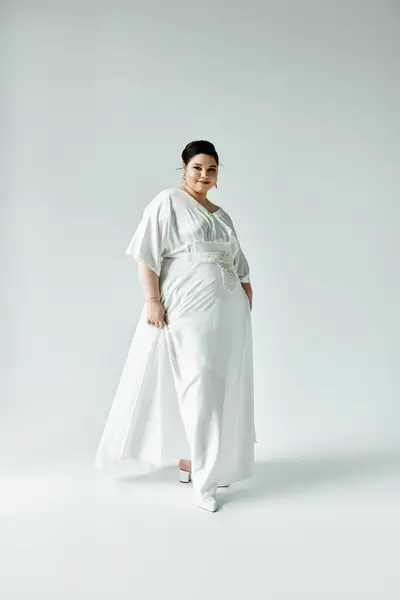 A stunning bride radiates confidence in her flowing white gown, highlighted by tasteful earrings. — Stock Photo
