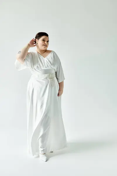 Eine atemberaubende Plus-Size-Braut präsentiert ihre Eleganz in einem weißen Hochzeitskleid, das mit funkelnden Ohrringen geschmückt ist. — Stockfoto