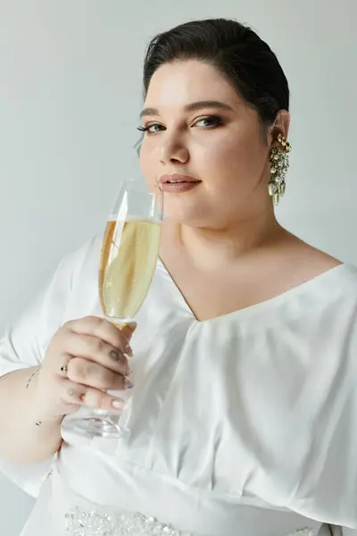 La novia de talla grande celebra su día especial, sosteniendo una copa de champán con elegancia y gracia. — Stock Photo