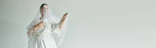 A stunning plus-size bride showcases her beauty in a flowing gown, radiating joy and elegance. — Stock Photo
