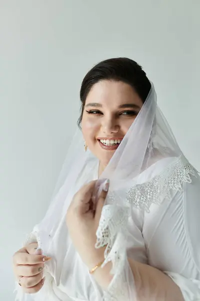 Um alegre plus-size vigas de noiva, adornado em um belo vestido branco e brincos delicados. — Fotografia de Stock