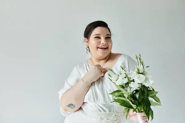 A radiant plus-size bride beams with happiness while showcasing her beautiful bouquet. — Stock Photo