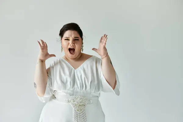 Uma noiva bonita com uma expressão alegre posa em seu vestido branco elegante e brincos espumantes. — Fotografia de Stock