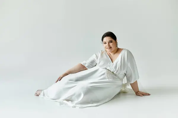 Eine wunderschöne Braut in einem weißen Kleid und funkelnden Ohrringen strahlt Freude und Zuversicht aus, eingefangen in einer heiteren Umgebung. — Stock Photo