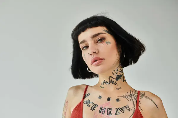 Una mujer joven muestra su sentido de la moda con tatuajes únicos y estilo audaz. — Stock Photo