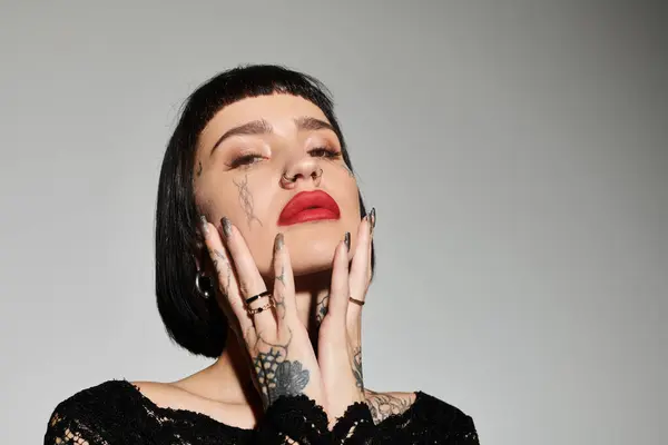 Una joven de moda exhibe sus tatuajes y su aspecto llamativo. — Stock Photo