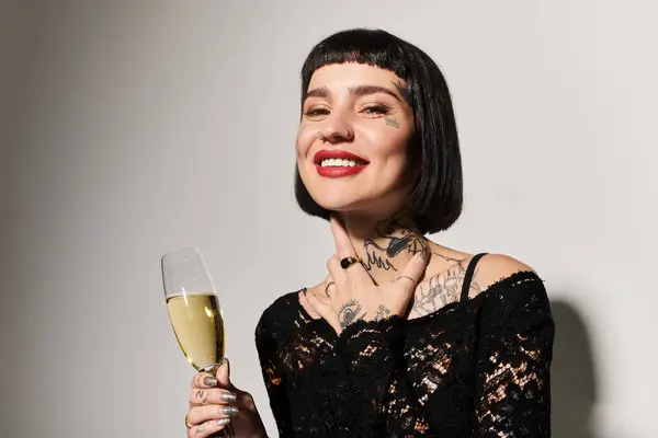 Celebrating with a glass of champagne, she exudes confidence and style. — Stock Photo