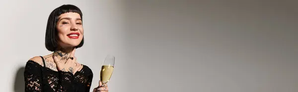 Celebrating life with a glass of champagne, exuding style and confidence. — Stock Photo