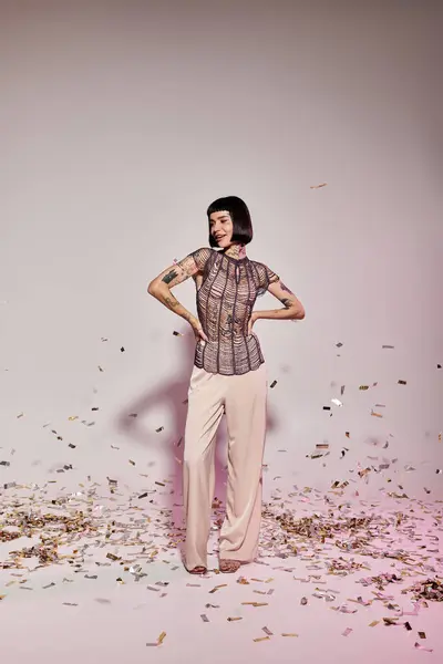 Una donna alla moda posa fiduciosa in un'atmosfera giocosa. — Foto stock