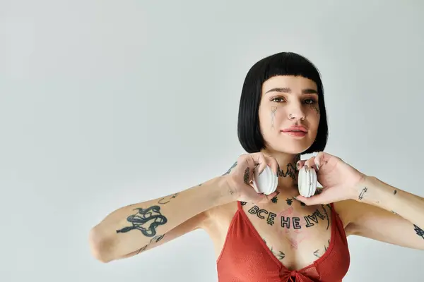 Uma jovem mostra seu estilo único e tatuagens com elegância. — Fotografia de Stock