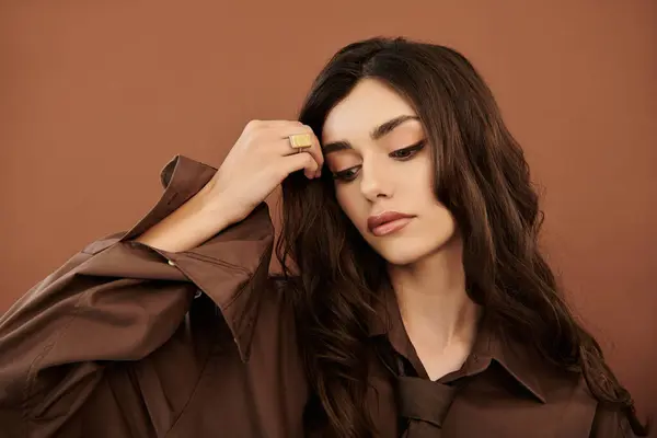 A confident young woman poses gracefully, showcasing her chic autumn ensemble amidst a cozy studio backdrop. — Stock Photo