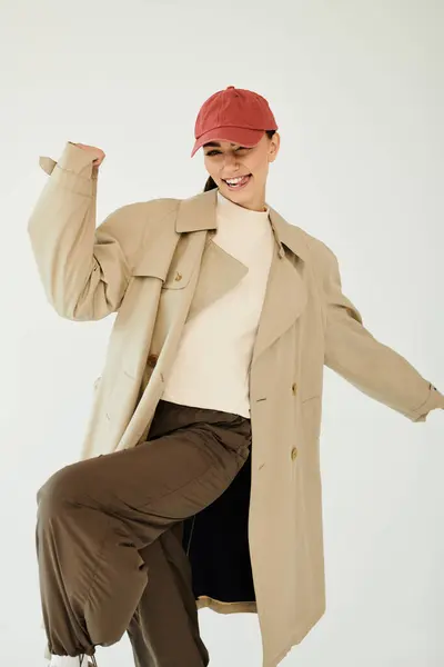 A young woman exudes confidence while posing in a fashionable autumn ensemble, ready to embrace the season. — Stock Photo