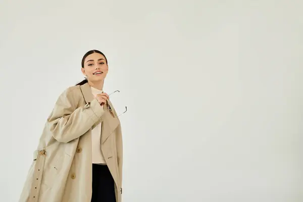 A young woman poses confidently in a chic autumn outfit, highlighting seasonal trends and elegance. — Stock Photo