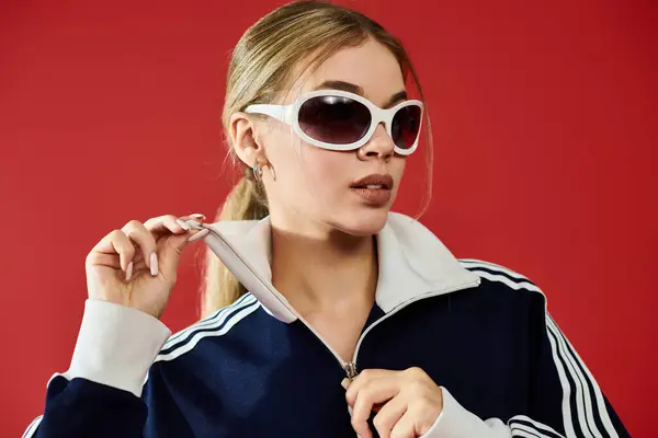 Eine schöne Sportlerin drückt ihre Emotionen aus, während sie stilvoll in einem sportlichen Outfit posiert. — Stockfoto