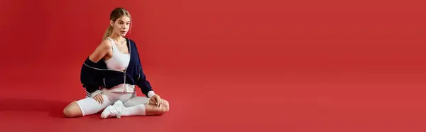 A stunning athlete expresses her emotions while showcasing her strength and grace in activewear. — Stock Photo